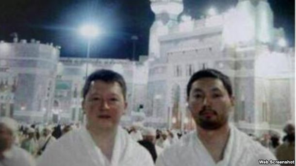 Фото, выложенное в блог в "Живом журнале", в описании которого говорится, что снимок Кенеса Ракишева и Тимура Кулибаева сделан во время хаджа.